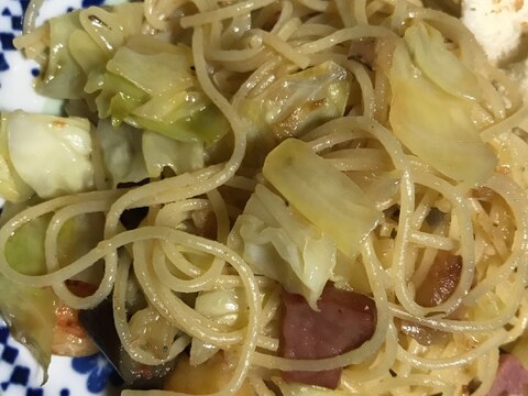 キャベツとベーコンのオリーブパスタ